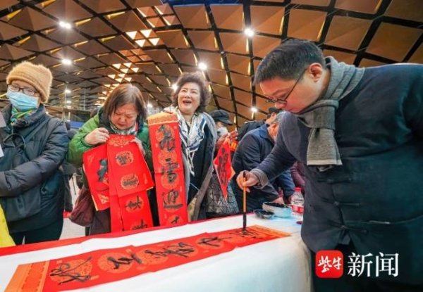 Ninegame九游体育”家住幕府西路的汪女士拎着两个大“福”字-Ninegame-九游体育「中国」官方网站|jiuyou.com